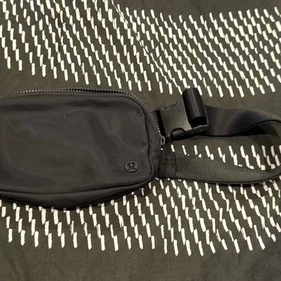 Lulu Lemon Everywhere Black Belt Bag - Picture 6 of 6